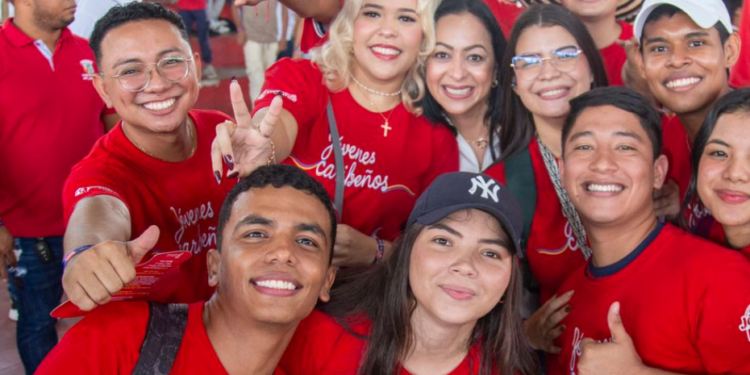 Obra juvenil visibilizó problemáticas de salud mental a través del arte en la Plaza de la Paz